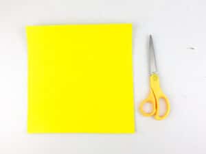 draw circle out of yellow paper for pizza