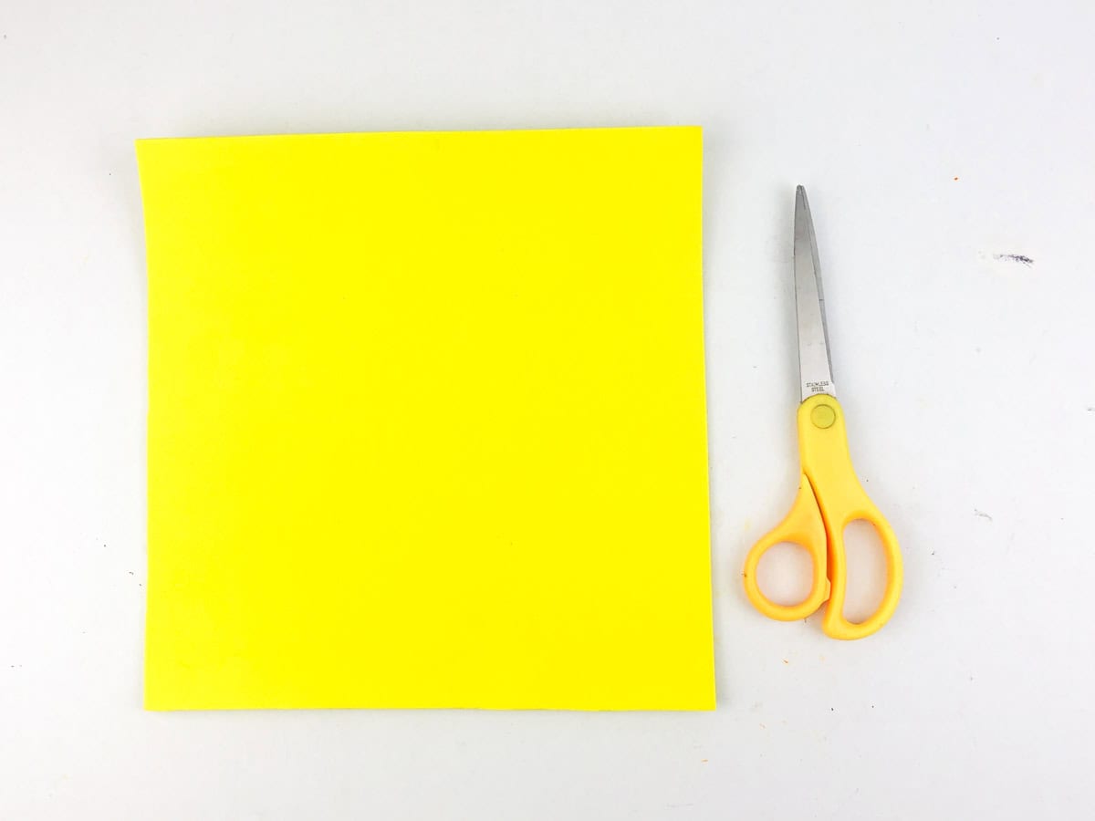 draw circle out of yellow paper for pizza
